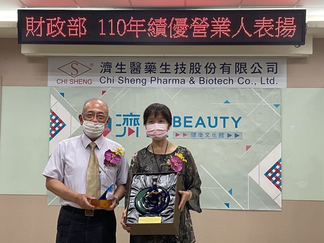 北區國稅局表揚績優營業人 首站到濟生公司頒發獎盃